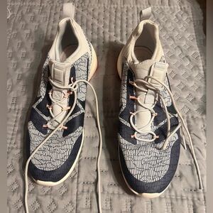 Nike women’s tennis shoes